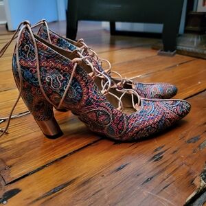 Fluevog Altair paisley laced heels copper accents 8.5 worn once like new
